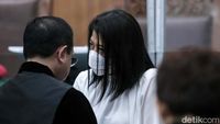 Momen Putri Candrawathi Berdiri dan Divonis 20 Tahun Penjara