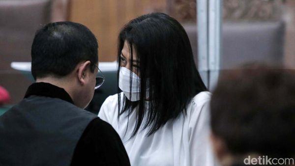 Momen Putri Candrawathi Berdiri dan Divonis 20 Tahun Penjara