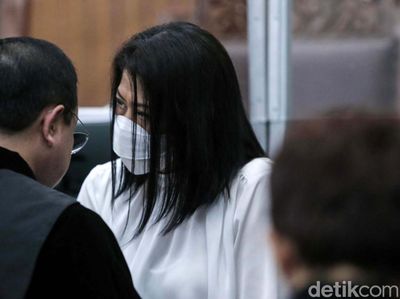 Momen Putri Candrawathi Berdiri dan Divonis 20 Tahun Penjara