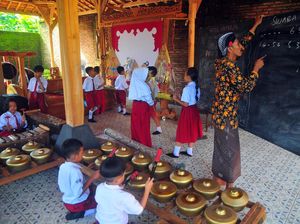 11 Paugeran Tembang Macapat Lengkap dengan Contohnya 11 Paugeran Tembang Macapat Lengkap dengan Contohnya