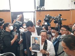 Jelang Vonis Sambo, Ibu Yosua Bawa Foto Mendiang Anaknya di Ruang Sidang