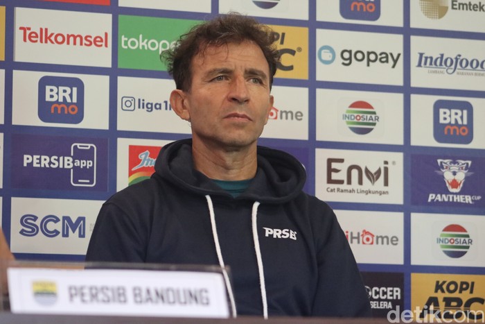 Pelatih Persib Bandung Luis Milla