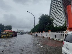 Curhat Pengendara Jalan AP Pettarani Makassar Mirip Danau gegara Banjir