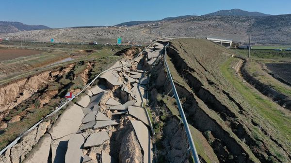 Penampakan Jalanan di Turki Rusak Berat Akibat Gempa Dahsyat