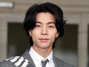Viral Penampilan Johnny NCT Disebut Mirip Gong Yoo, Bak Anak dan Bapak Viral Penampilan Johnny NCT Disebut Mirip Gong Yoo, Bak Anak dan Bapak