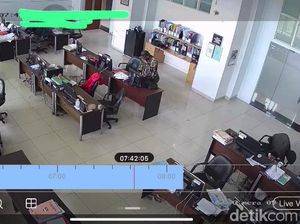 Terekam CCTV, Pensiunan PNS Curi Uang di Kantor Pemda KBB