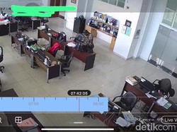 Terekam CCTV, Pensiunan PNS Curi Uang di Kantor Pemda KBB