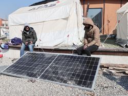 Pengungsi Gempa Turki Gunakan Panel Surya untuk Pasokan Listrik