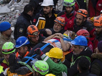 Penyelamatan Suami Istri Setelah 109 Jam Tertimbun Reruntuhan Gempa
