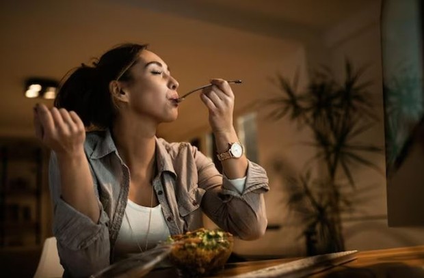 Perempuan sedang makan