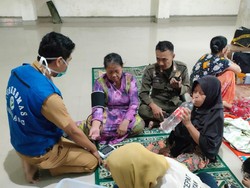 66 Pengungsi Banjir di Makassar Mulai Terserang Flu hingga Gatal-gatal