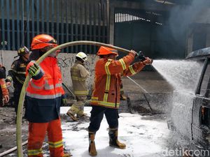 Mobil Pembawa Jeriken BBM Terbakar di Kota Bandung