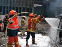 Mobil Pembawa Jeriken BBM Terbakar di Kota Bandung