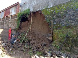 Angin Kencang, Pohon Tumbang Timpa Rumah Warga di Buleleng