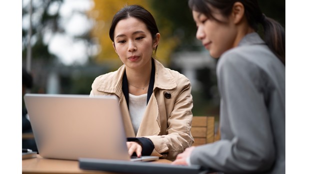 Potret dua orang prempuan Jepang yang tengah berdiskusi.