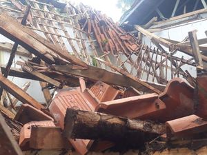 Bangunan SD di Pangandaran Ambruk gegara Cuaca Buruk