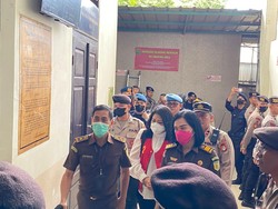 Video Momen Putri Candrawathi Tiba di PN Jaksel Jelang Vonis