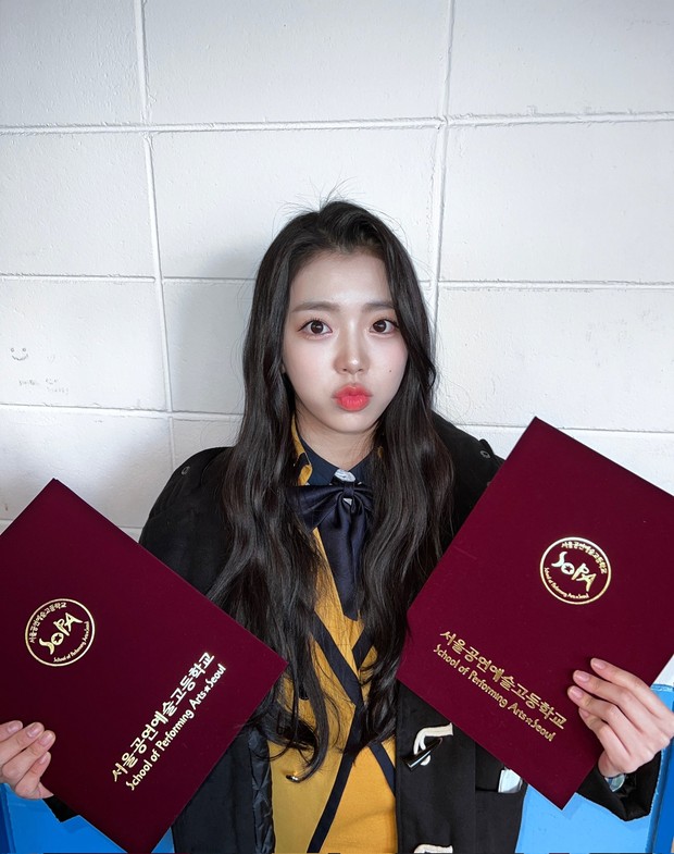 Queenz Eye Damin memperlihatkan kelulusannya / Foto : twitter.com/Queenz_Eye