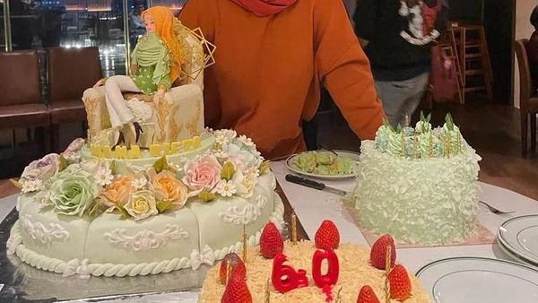 10 Momen Rieta Amilia Kulineran, Makan Durian hingga Ngopi