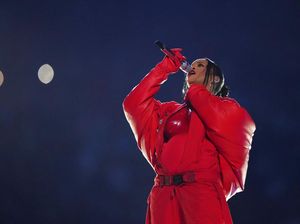 Rihanna Membara di Super Bowl, Tampil dalam Kondisi Hamil Rihanna Membara di Super Bowl, Tampil dalam Kondisi Hamil