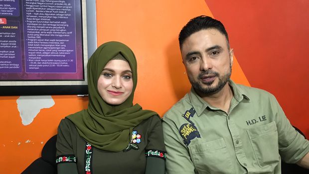 Rizal Djibran dan istrinya Sarah