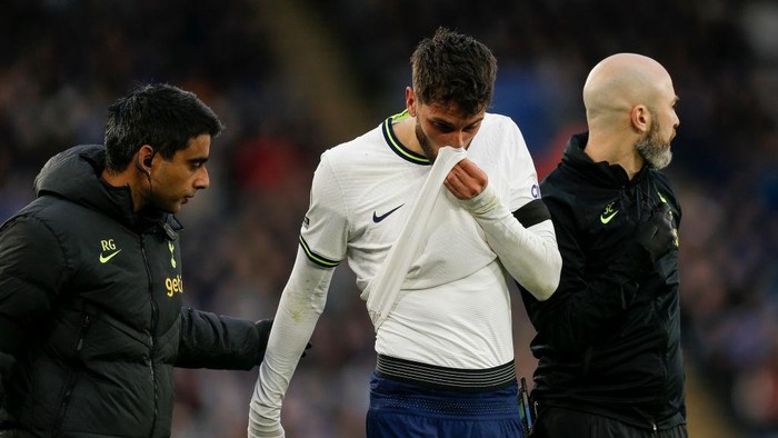 LEICESTER, ENGLAND - FEBRUARY 11: Rodrigo Bentancur of Tottenham Hotspur looks dejected as he leaves the pitch injured during the Premier League match between Leicester City and Tottenham Hotspur at The King Power Stadium on February 11, 2023 in Leicester, United Kingdom. (Photo by Daniel Chesterton/Offside/Offside via Getty Images)