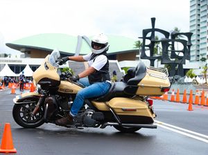 Ratusan Bikers Adu Keterampilan Kendarai Moge di Halaman Gedung DPR-MPR RI Ratusan Bikers Adu Keterampilan Kendarai Moge di Halaman Gedung DPR-MPR RI