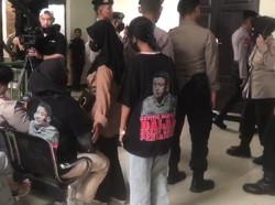 Sidang Vonis, Tiba-tiba Muncul Fans Sambo Pakai Kaus Pejuang Keadilan