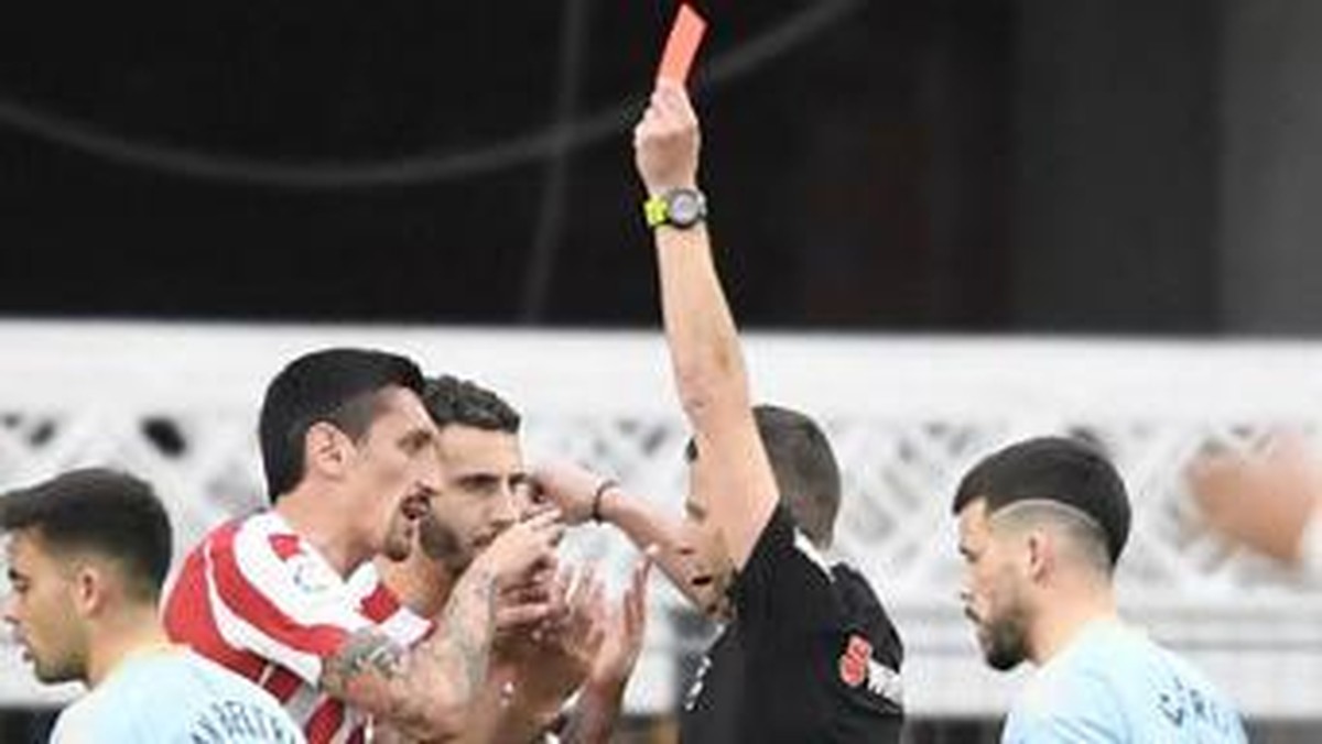 Stafan Savic mendapat kartu merah di laga Celta Vigo vs Atletico Madrid. (Foto: AFP/MIGUEL RIOPA)