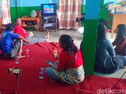 Keluarga Yosua di Jambi Nobar Sidang Vonis Ferdy Sambo dan Putri Candrawathi