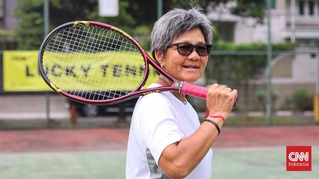 Suzanna Anggarkusuma Suzanna Anggarkusuma peraih medali emas ganda putri Asian Games 1986 dan 1990 bersama Yayuk Basuki