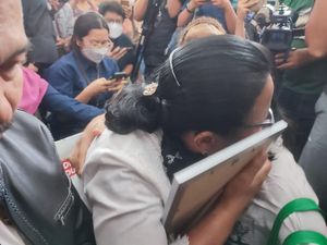Ibu Yosua Menangis Dengar Ferdy Sambo Dihukum Mati: Peluk Mama! Ibu Yosua Menangis Dengar Ferdy Sambo Dihukum Mati: Peluk Mama!