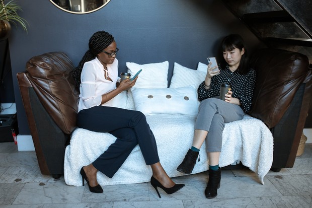 Terlalu lama menatap layar handphone