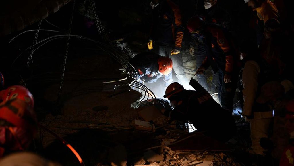 Perjuangan Tim SAR Menembus Gelap Cari Korban Gempa Turki Perjuangan Tim SAR Menembus Gelap Cari Korban Gempa Turki
