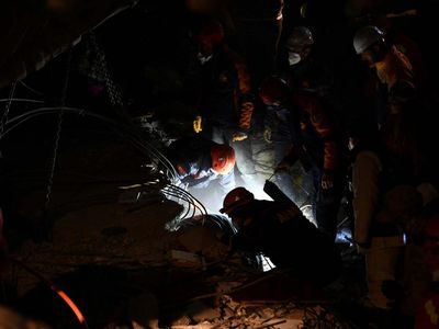 Perjuangan Tim SAR Menembus Gelap Cari Korban Gempa Turki