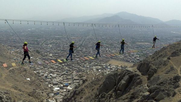 Uji Adrenalin Lintasi Jembatan Gantung di Langit Peru, Berani?