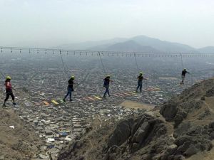 Uji Adrenalin Lintasi Jembatan Gantung di Langit Peru, Berani?
