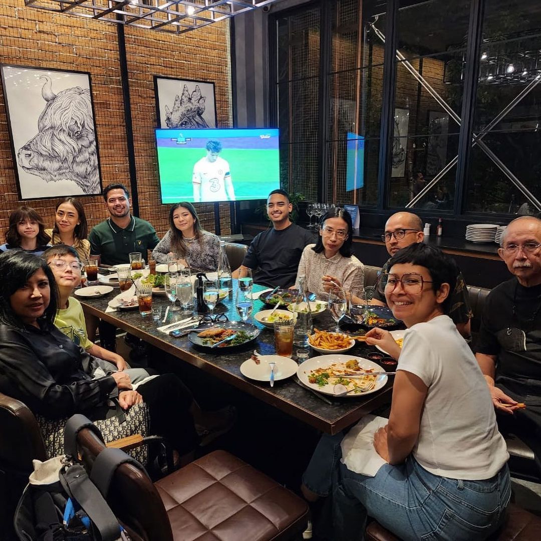 Acara makan malam ulang tahun Adilla Dimitri.