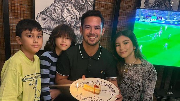 Acara makan malam ulang tahun Adilla Dimitri.