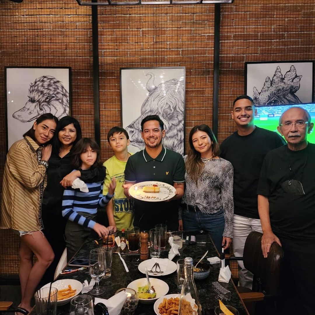 Acara makan malam ulang tahun Adilla Dimitri.