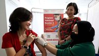 Warga Ikuti Vaksinasi Booster Kedua di PRUUniversity