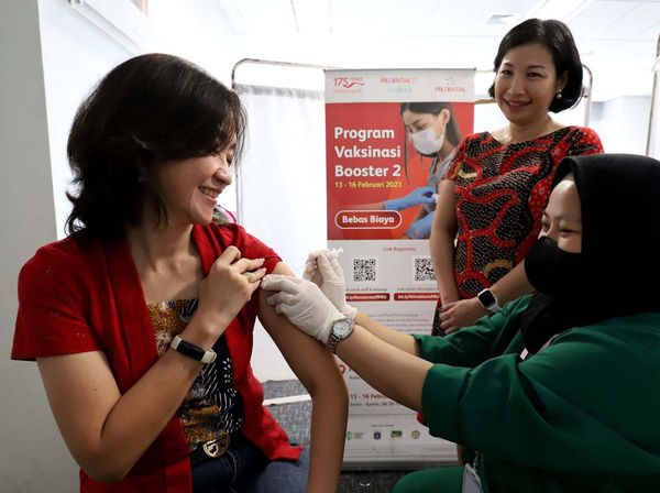 Warga Ikuti Vaksinasi Booster Kedua di PRUUniversity