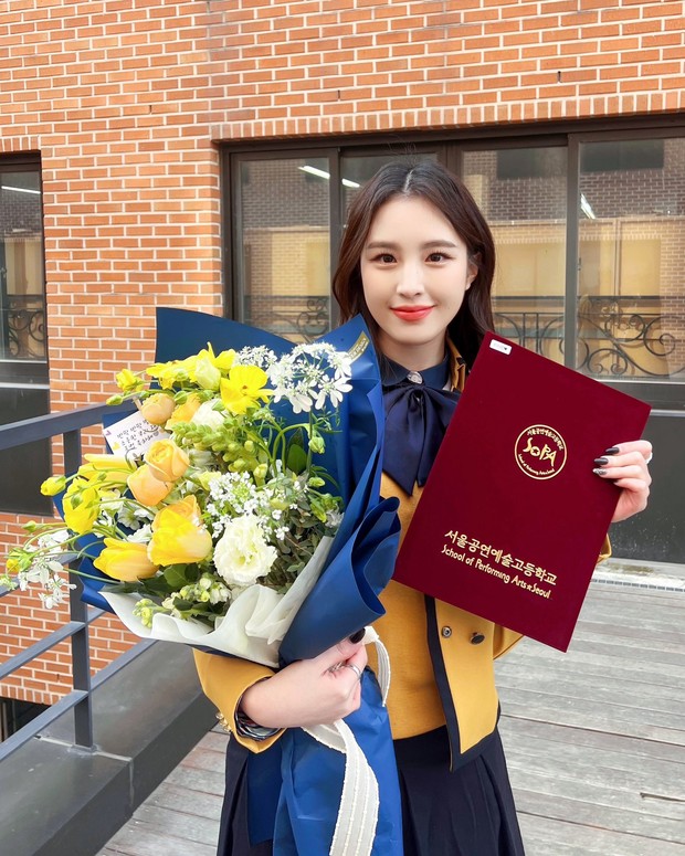 WEEEKLY Lee Jaehee yang memperlihatkan kelulusannya / Foto : twitter.com/_WEEEKLY