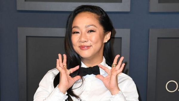 Senyum Stephanie Hsu di Luncheon Oscar Pertama