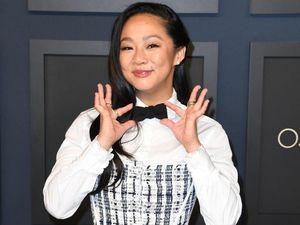 Senyum Stephanie Hsu di Luncheon Oscar Pertama