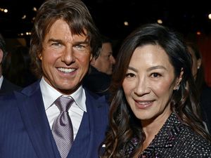 Saat Tom Cruise Kalah Nekat dari Michelle Yeoh di Atas Motor Saat Tom Cruise Kalah Nekat dari Michelle Yeoh di Atas Motor