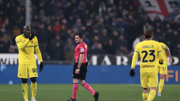 GENOA, ITALY - FEBRUARY 13: Romelu Lukaku of FC Internazionale reacts towards teammate Nicolo Barella of FC Internazionale as they discuss and exchange words during the Serie A match between UC Sampdoria and FC Internazionale at Stadio Luigi Ferraris on February 13, 2023 in Genoa, Italy. (Photo by Jonathan Moscrop/Getty Images)