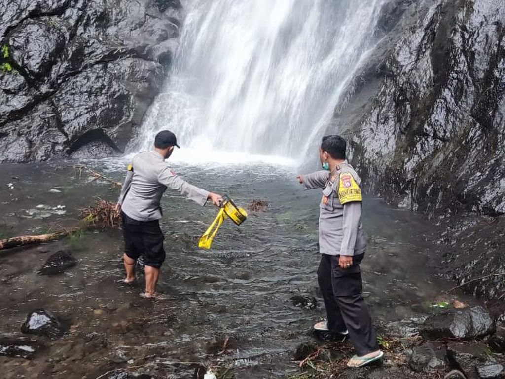 Warga Asal Surabaya Tewas Tertimpa Longsor di Air Terjun Sedudo Nganjuk Warga Asal Surabaya Tewas Tertimpa Longsor di Air Terjun Sedudo Nganjuk