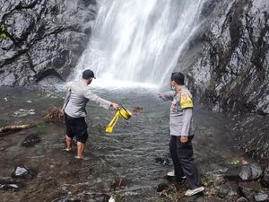 Ngeri! Wisatawan Tewas Tertimpa Longsor Air Terjun Sedudo Ngeri! Wisatawan Tewas Tertimpa Longsor Air Terjun Sedudo