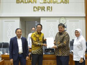 Airlangga Harap DPR Sepakati RUU Penetapan Perppu Ciptaker Jadi UU Airlangga Harap DPR Sepakati RUU Penetapan Perppu Ciptaker Jadi UU
